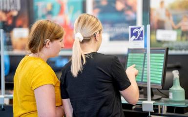 Dwie osoby przy stanowisku pętli indukcyjnej