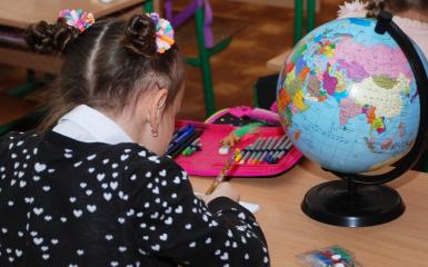 Dziewczynka podczas lekcji