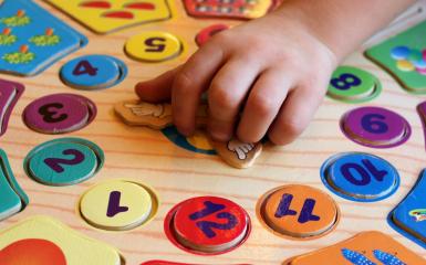 Zbliżenie na dłoń małego dziecka grajjącego w grę