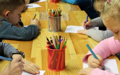 Uczniowie podczas lekcji rysunku