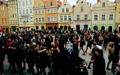 Tłum maturzystów podczas tańczenia Poloneza na opolskim rynku