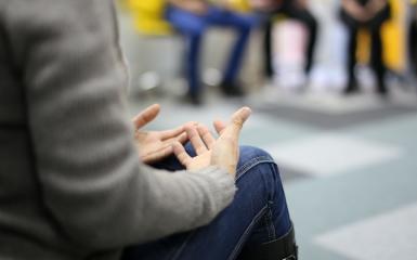 Człowiek z wyciągniętymi dłońmi