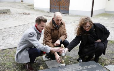 Przewodniczący Łukasz Sowada z przedstawicielami Młodzieżowej Rady Miasta na jednym z grobów