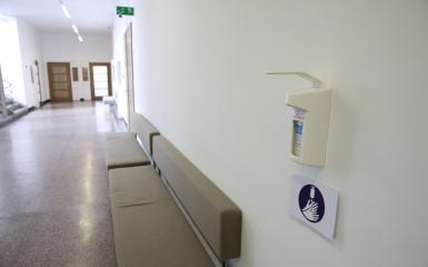 Dozownik zamontowany na ścianie ratusza