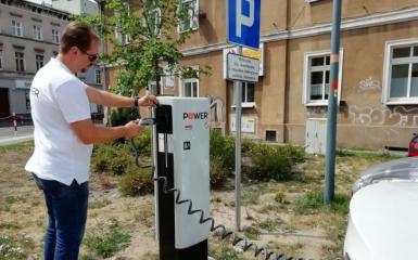 Stacja ładowania przy Solarisie 