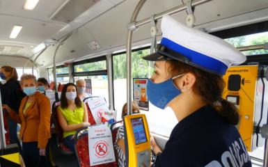 Policjantka w jednym z autobusów MZK