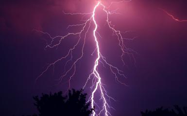 Obraz przedstawia piorun.