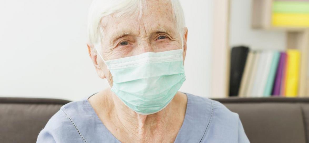 Osoba starsza w maseczce