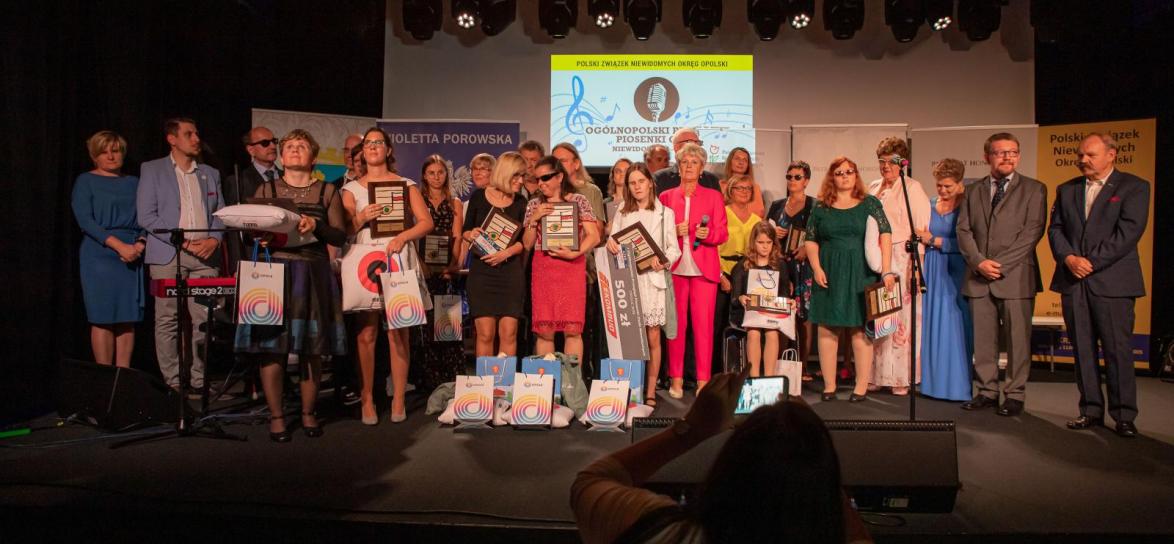 Przegląd Piosenki Osób Niewidomych - uczestnicy na scenie