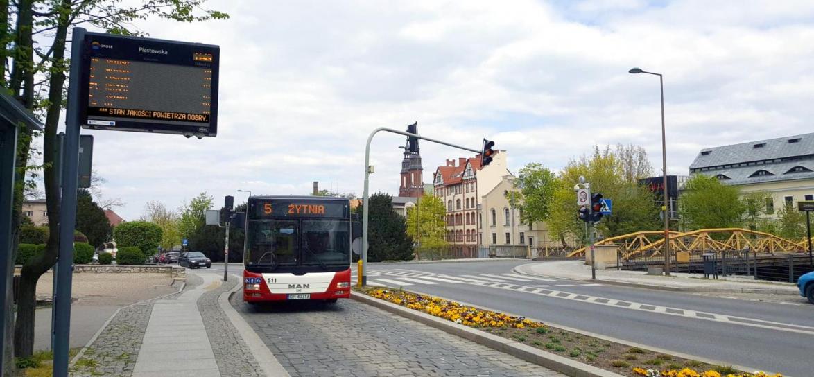 Autobus wjeżdżający na przystanek