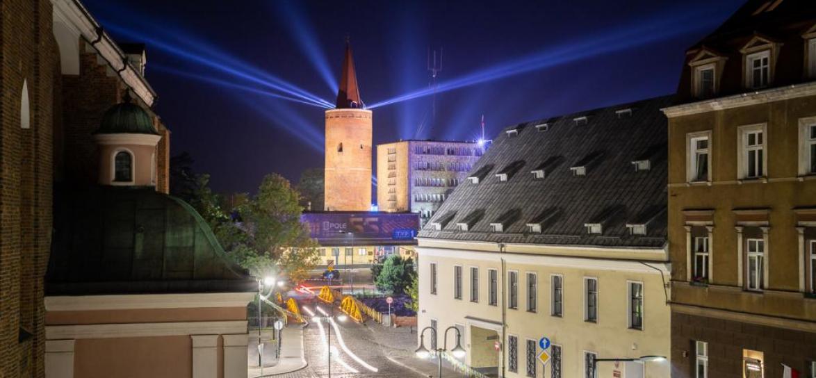 wieża piastowska nocą