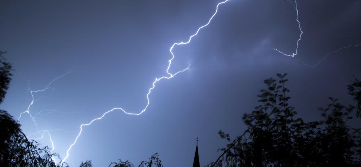 Błuskawica na nocnym niebie