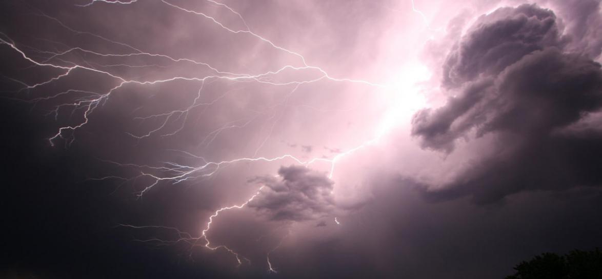 Jasna błyskawica na ciemnym niebie