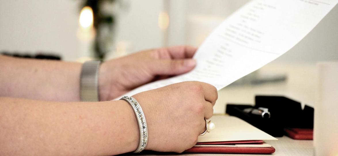 Ręce trzymające pismo urzędowe