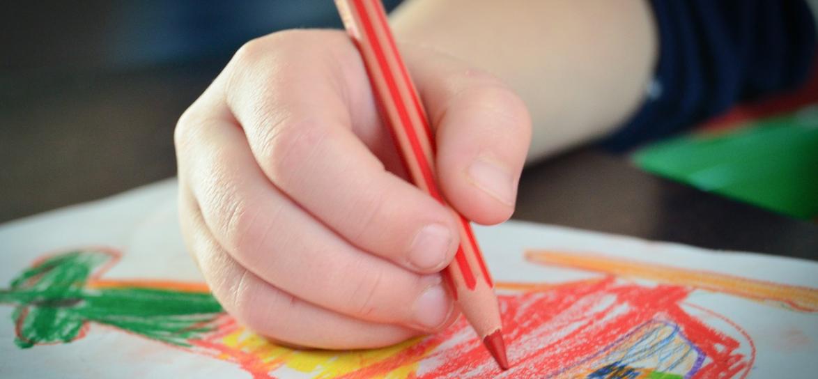 dziecko rysuje ołówkiem