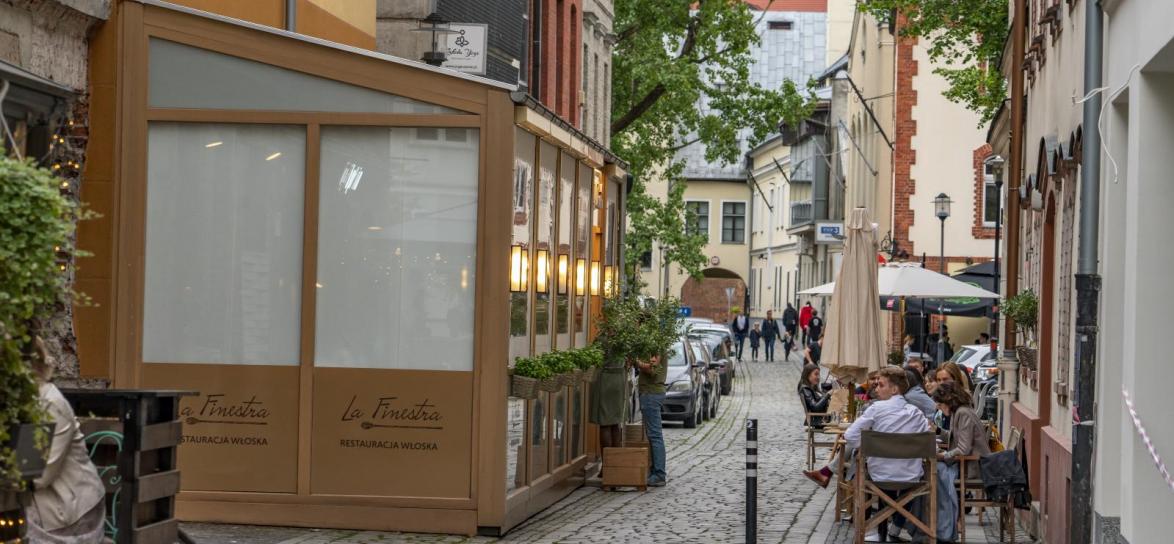 Ogródek przy restauracji ulica Szpitalna