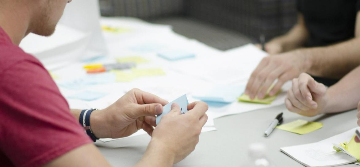 Osoba składająca karte papieru