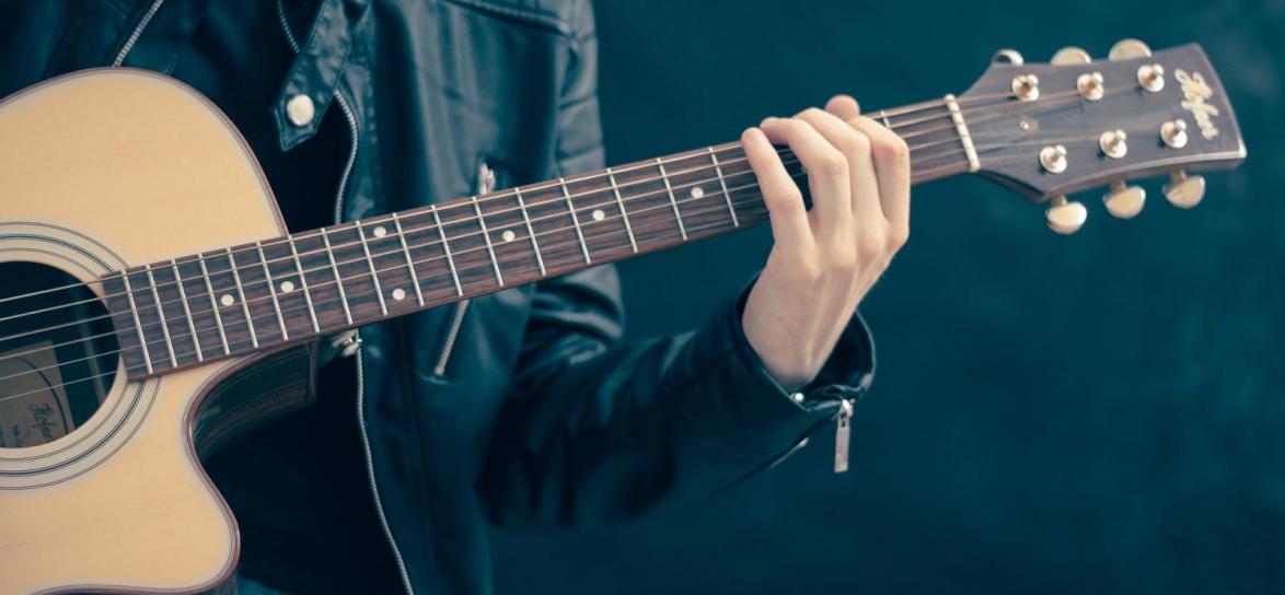 Mężczyzna grajacy na gitarze