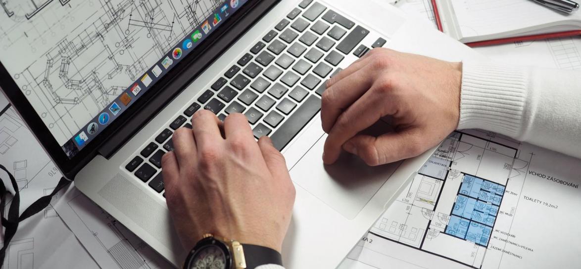 Osoba pracująca przy laptopie