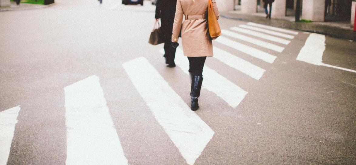 Ludzieprzechodzący przez przejscie dla pieszych