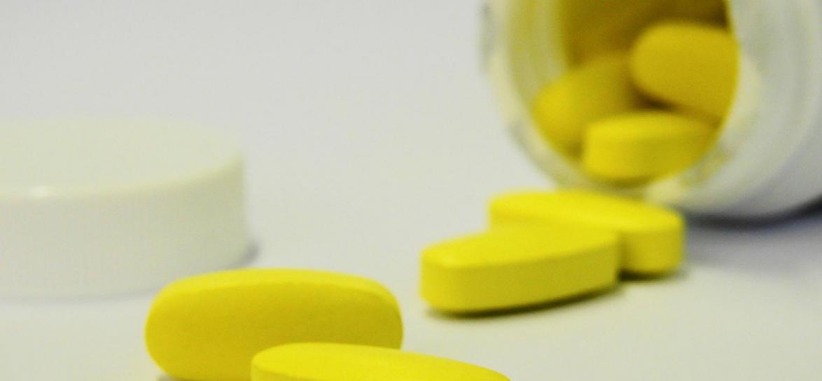 Tabelki wysypujące się z butelki