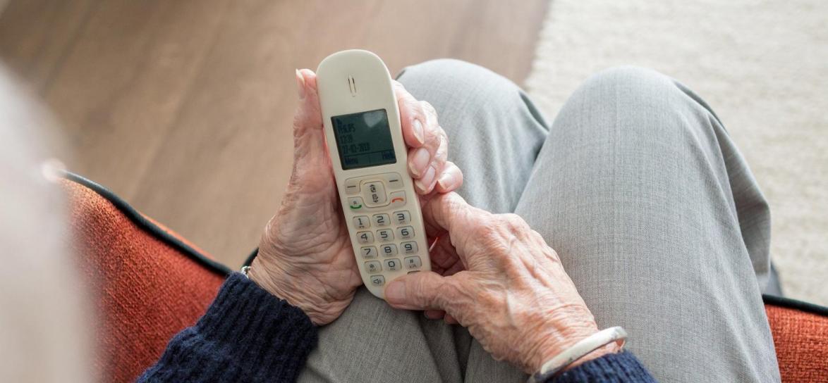 Telefon osoba starsza