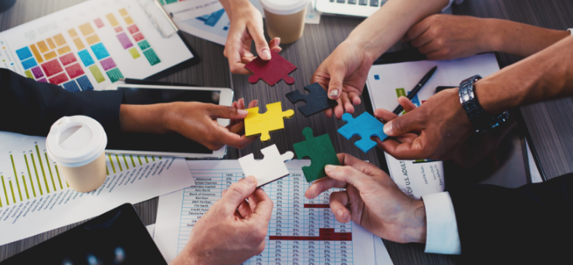 Współpraca, ręce, układanie puzzli