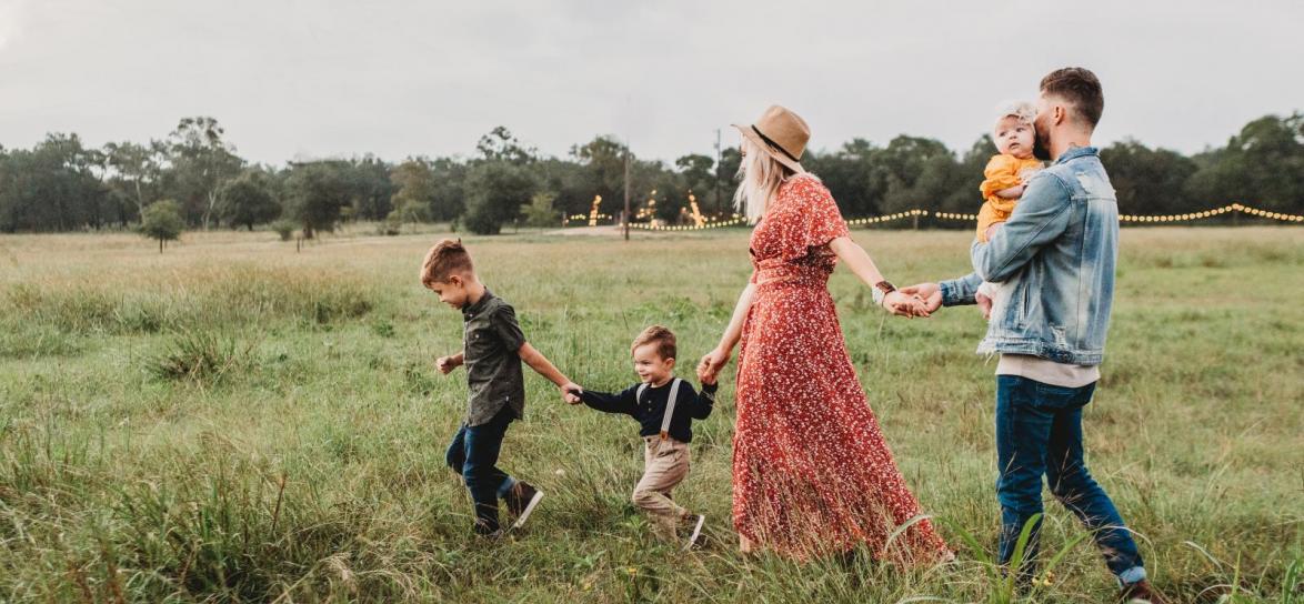 Rodzina razem na łące