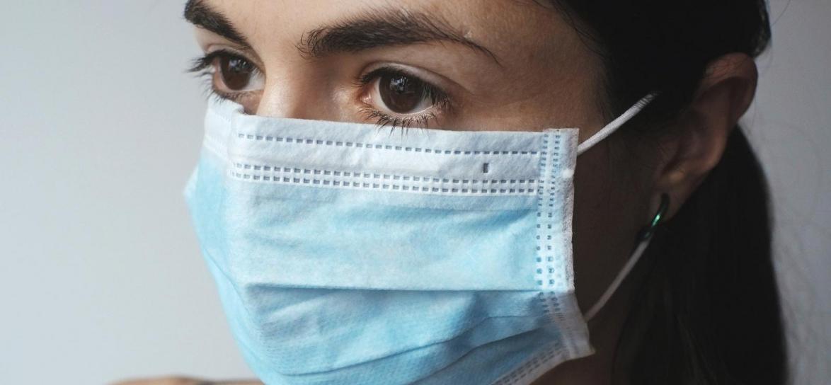 Kobieta w maseczce ochronnej