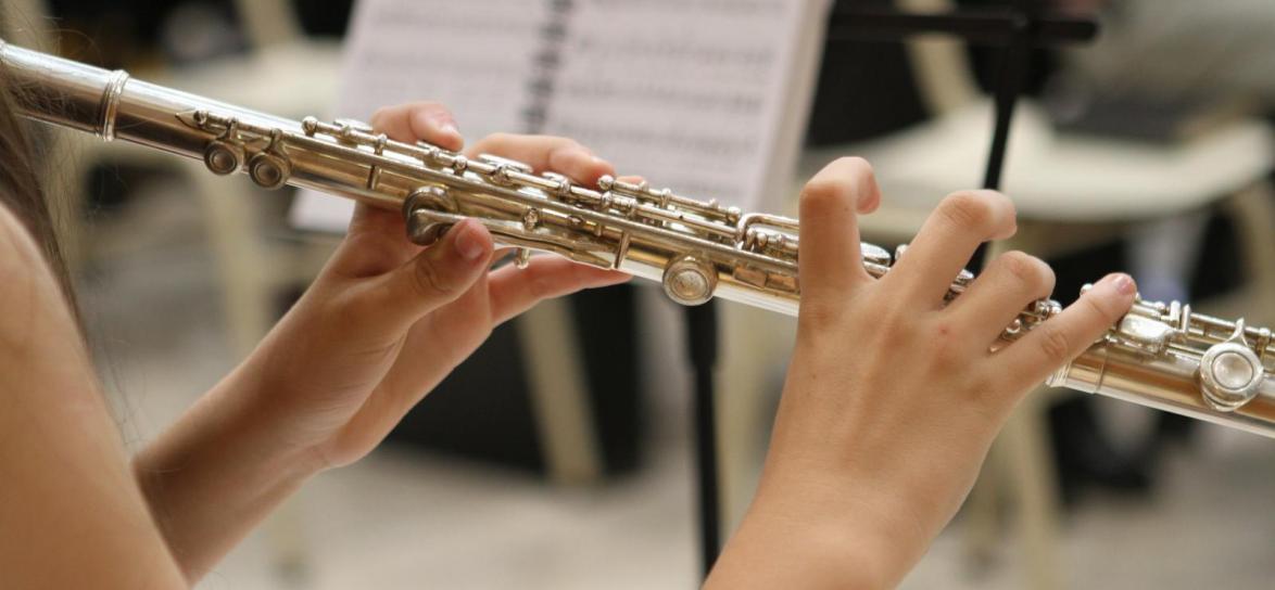 Osoba grająca na flecie