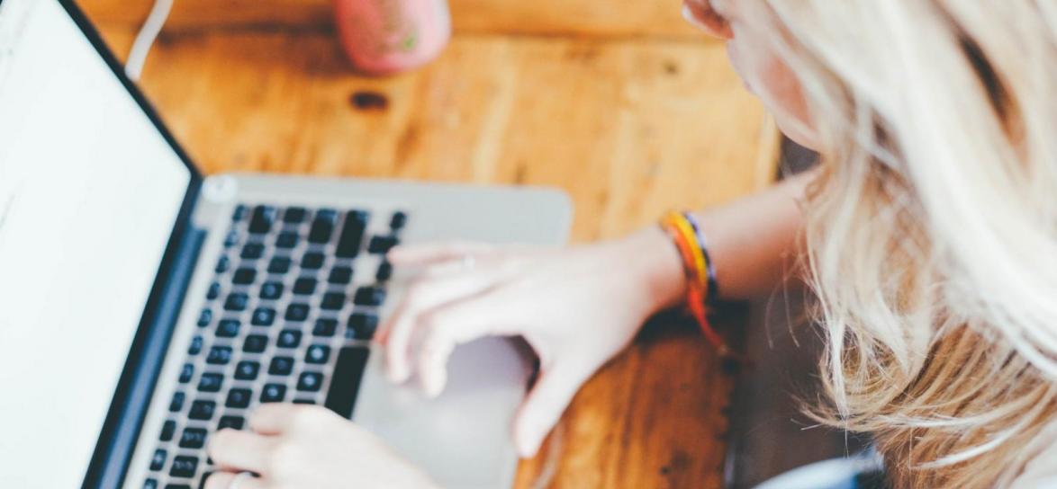 Osoba pisząca na laptopie