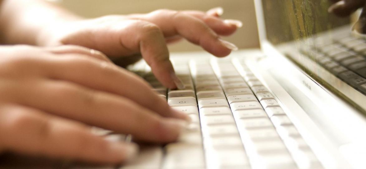 piszący na klawiaturze