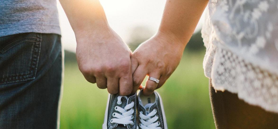 Para trzymająca się za ręce