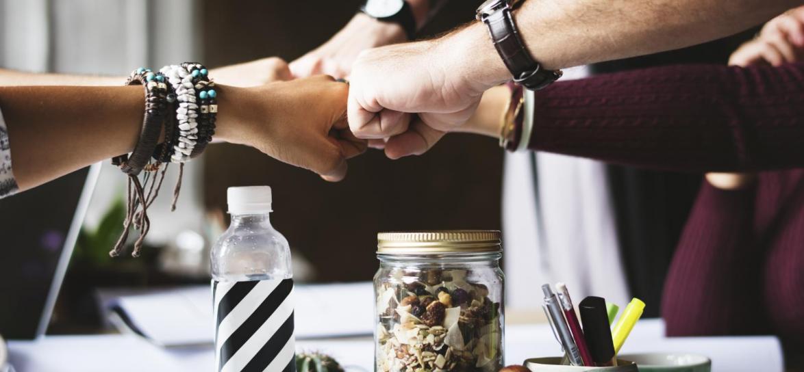 Dłonie zwinięte w pieść