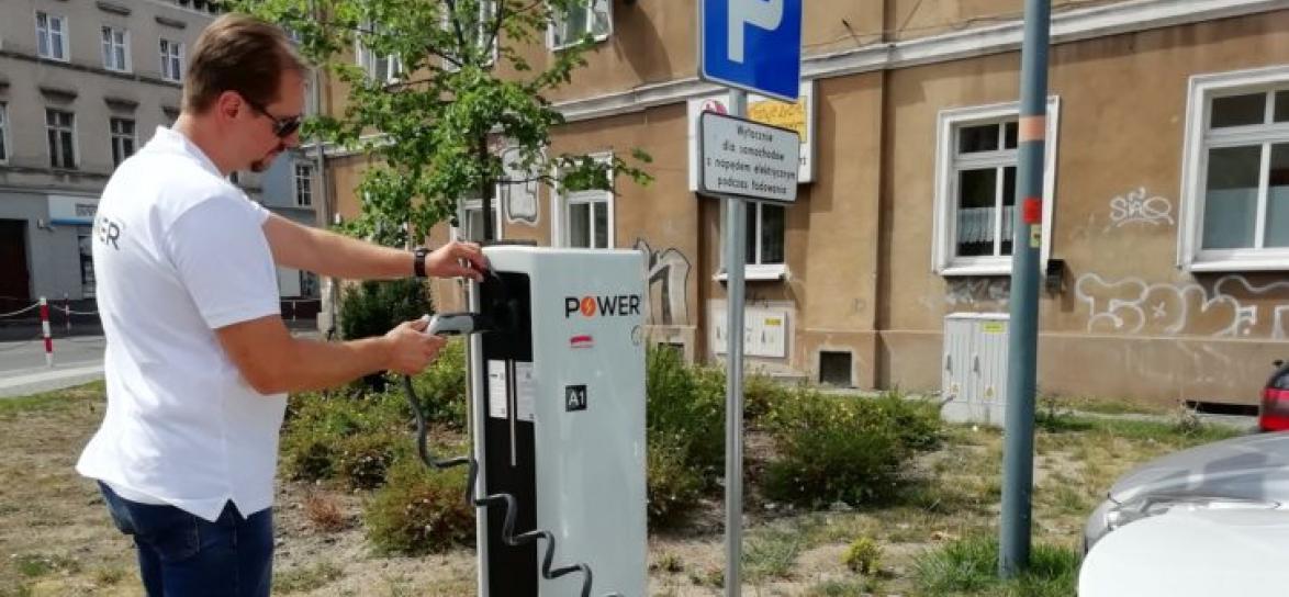 Stacja ładowania przy Solarisie