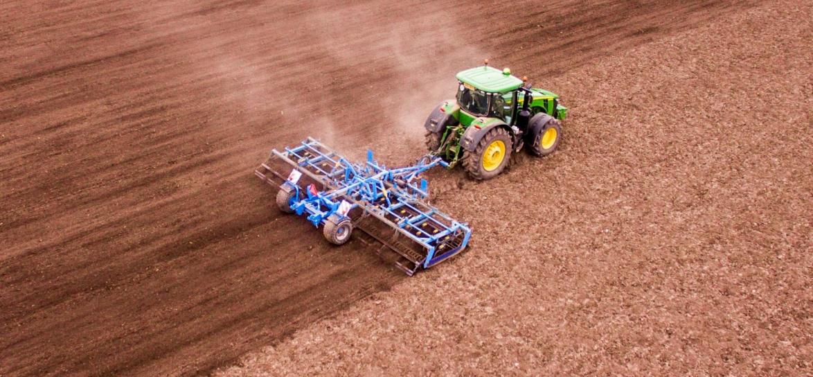 Ciagnik rolniczy na polu