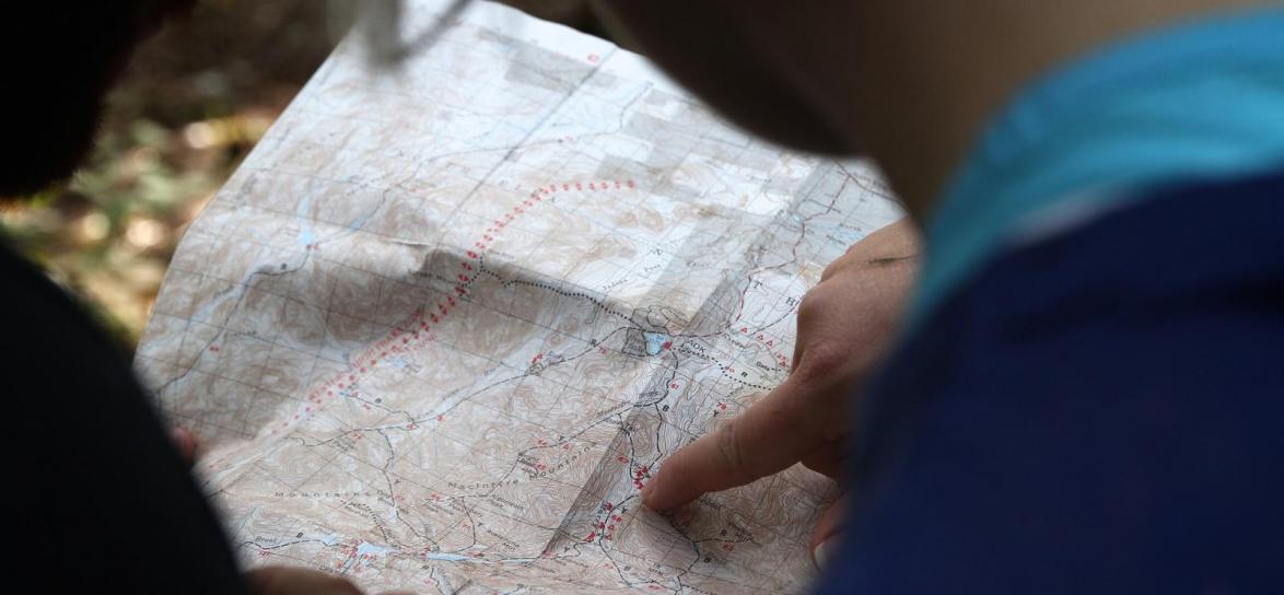 Osoba czytający mapkę