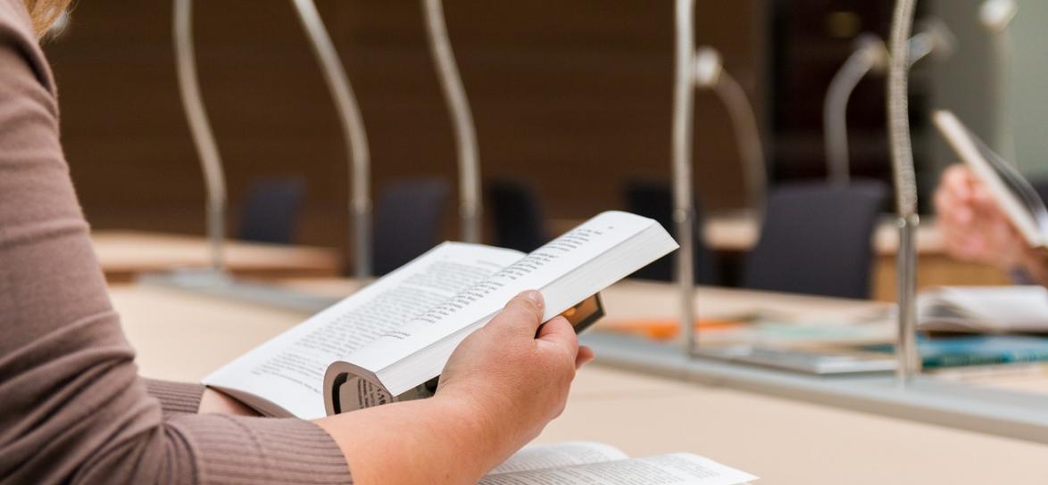 Osoba czytająca mapę