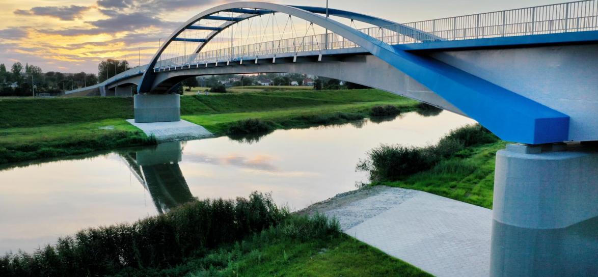 kładka pieszo - rowerowa przez Odrę