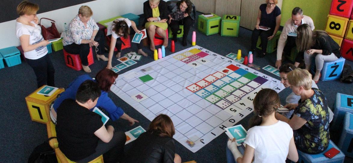 Grupa ludzi grają w grę