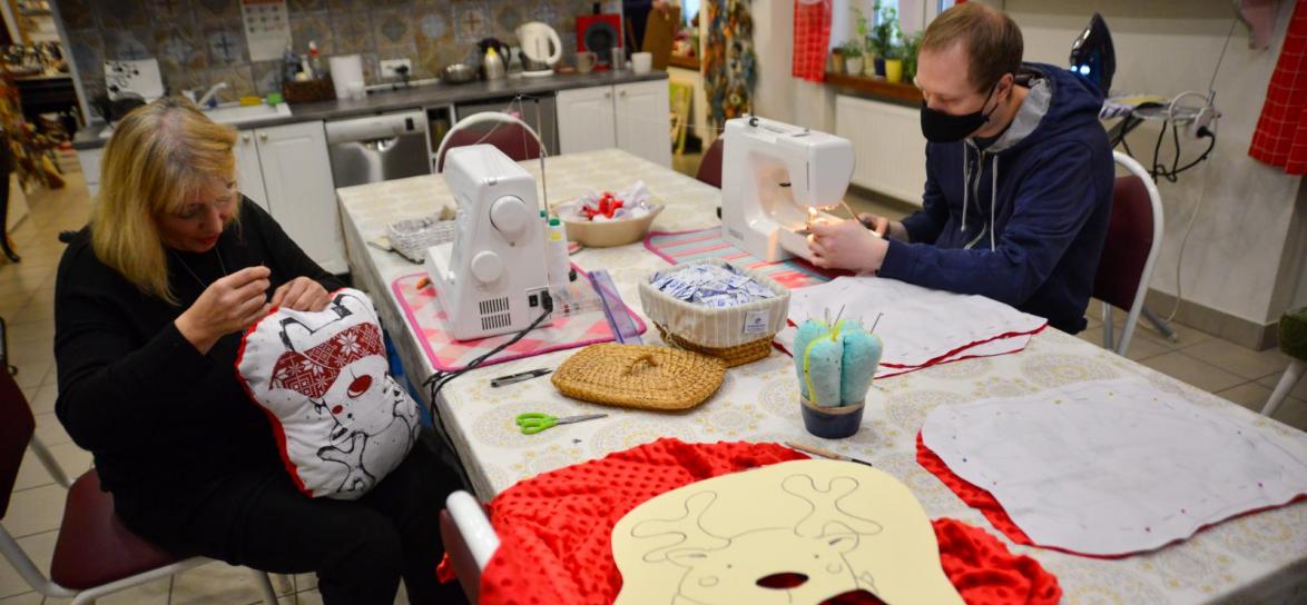 Iga i Jan szyją renifery