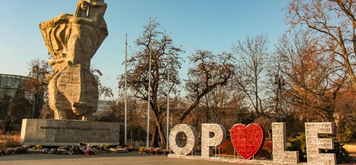 Plac Wolności, napis Opole
