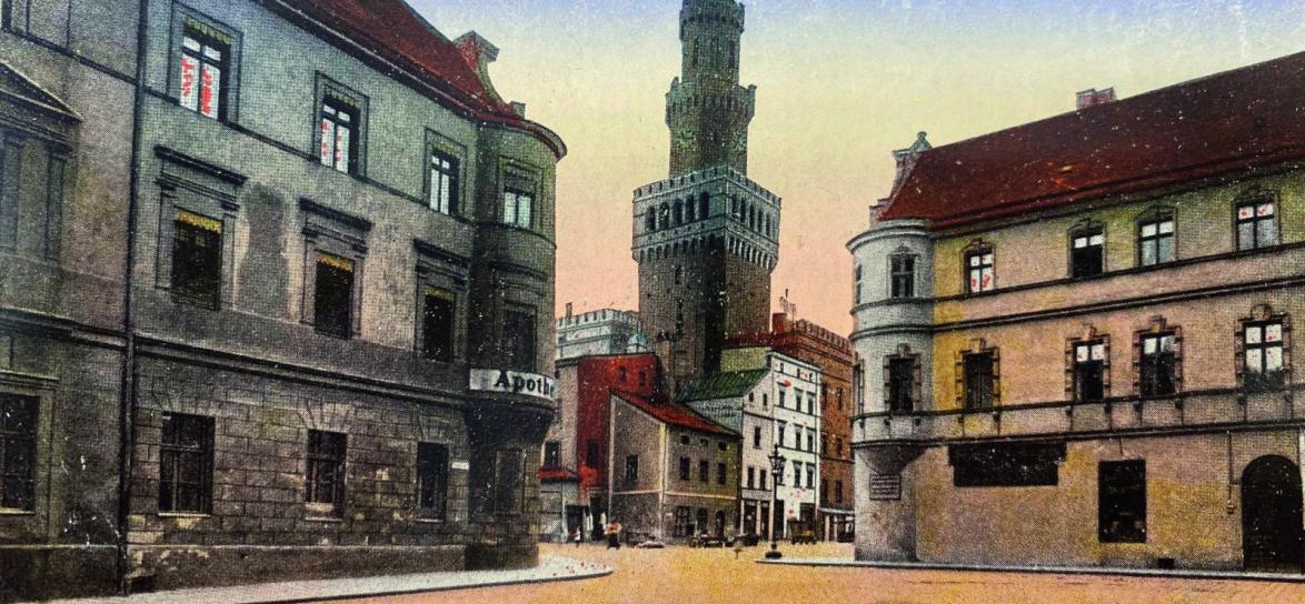 Przedwojenne Opole. Widok na ratusz w Opolu. Po lewej stronie apteka Pod Lwem [Archiwum Państwowe w Opolu, Kolekcja Bogusława Szybkowskiego]