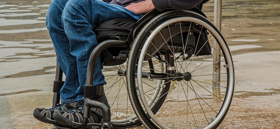 osoba niepełnosprawna na wózku