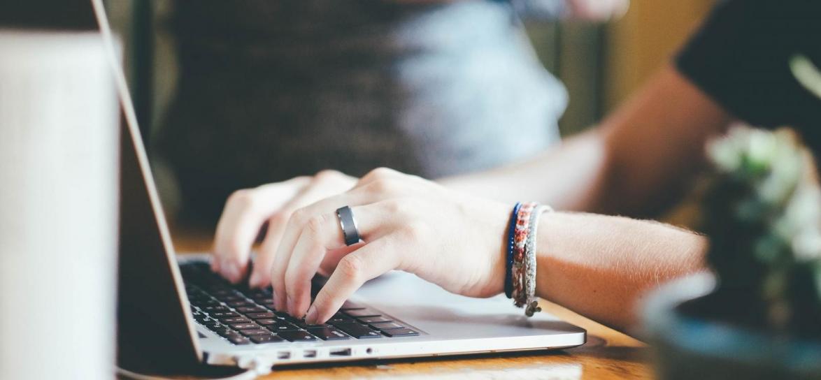 osoba pisząca na komputerze