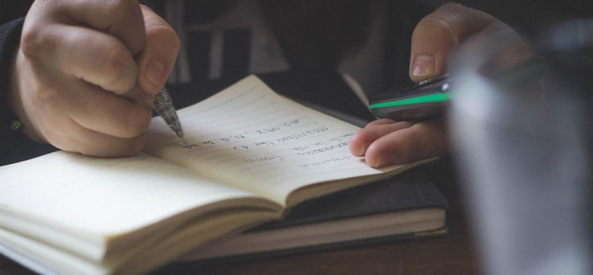 Człowiek piszący długopisem