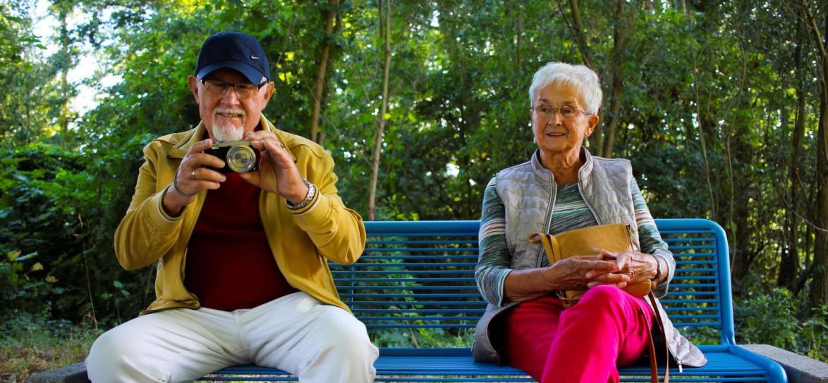 seniorzy siedzący na ławce