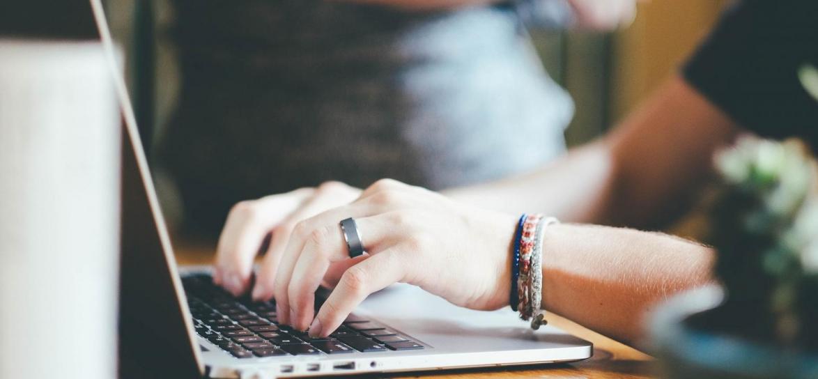 osoba pisząca na komputerze