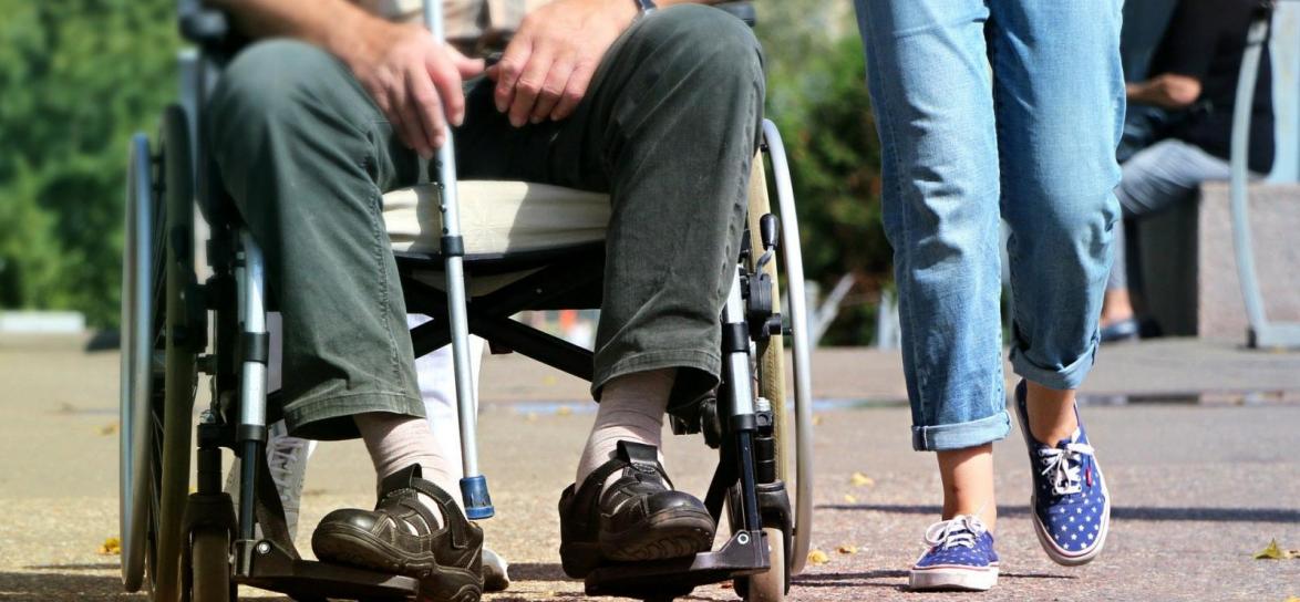 osoba na wózku inwalidzkim