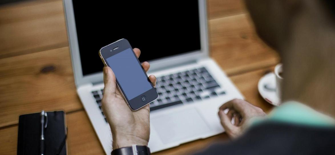 osoba trzymająca telefon